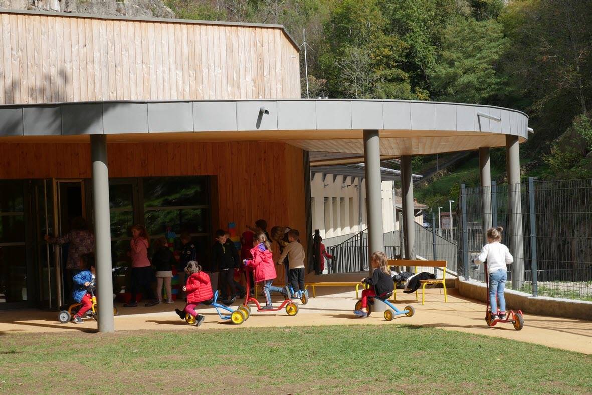 a l ecole de doizieux la surface souple qui ceinture l aire engazonnee fait office de piste cyclable pour les enfants photo progres laurent pitiot 1621761805