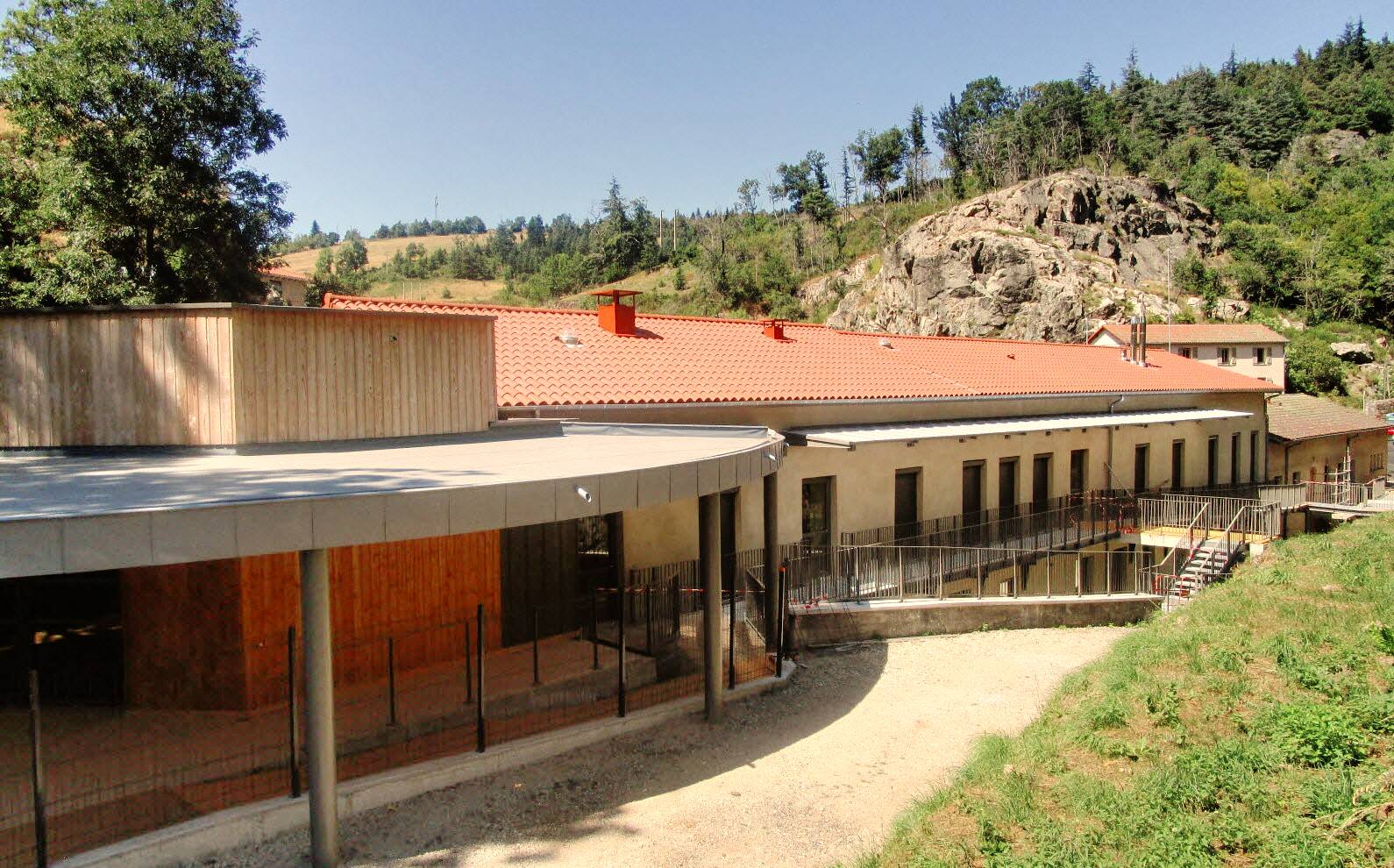 si le prix du ticket de cantine va augmenter les enfants vont dejeuner dans un restaurant scolaire flambant neuf situe sous leur nouvelle ecole photo progres laurent pitiot 1595957412